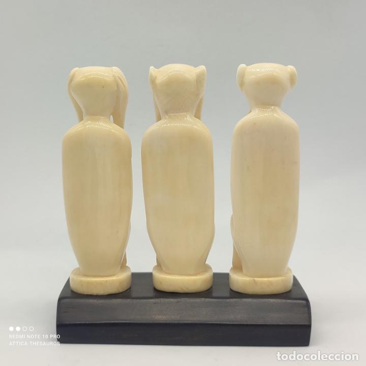 Arte: Escultura antigua art decó ( Los tres monos japoneses de la sabiduría ), en marfil y peana de ébano - Foto 3 - 293937668
