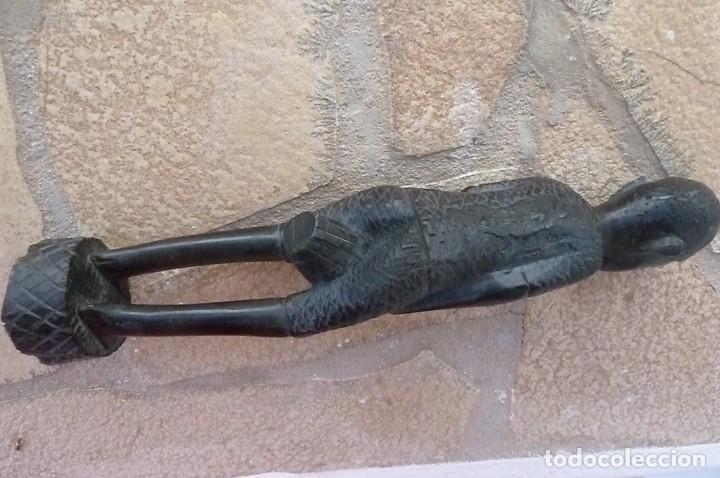 Arte: Figura africana tocando tambor - Foto 12