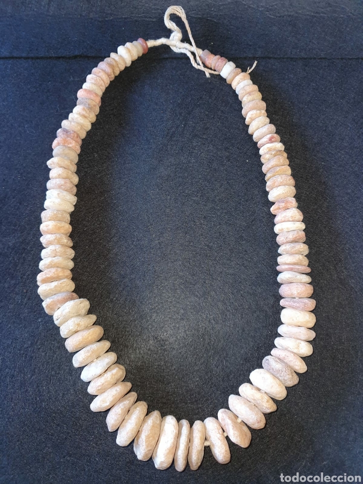 Art: Primitivo collar cuarcita trabajada a mano. (Mali).