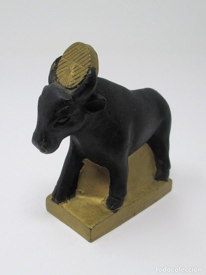 Arte: Figura Egipcia Vaca Hathor - Fabricada en pasta - Mide 8 cm de alto