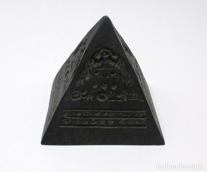 Art: Pir&aacute;mide Egipcia - Fabricada en pasta - Mide 6 cm de alto