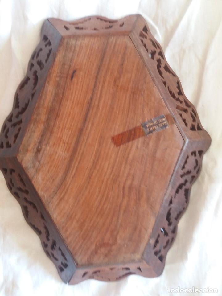 Arte: Bandeja de madera esculpida a mano. India. - Foto 1