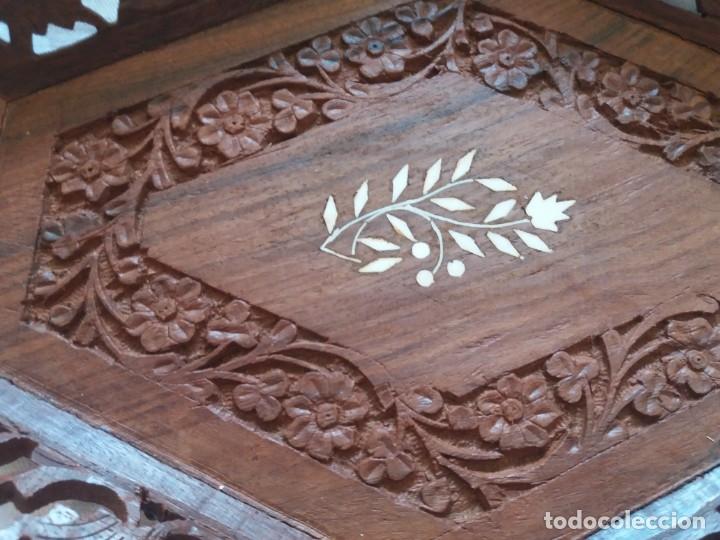 Arte: Bandeja de madera esculpida a mano. India. - Foto 4