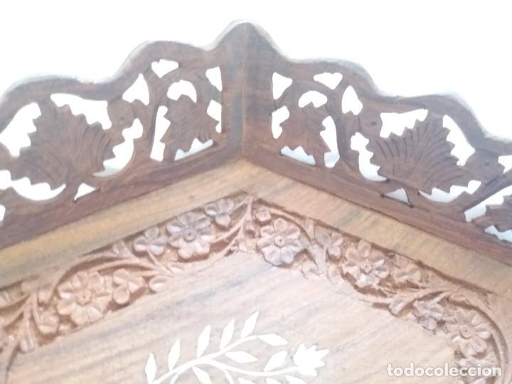Arte: Bandeja de madera esculpida a mano. India. - Foto 5