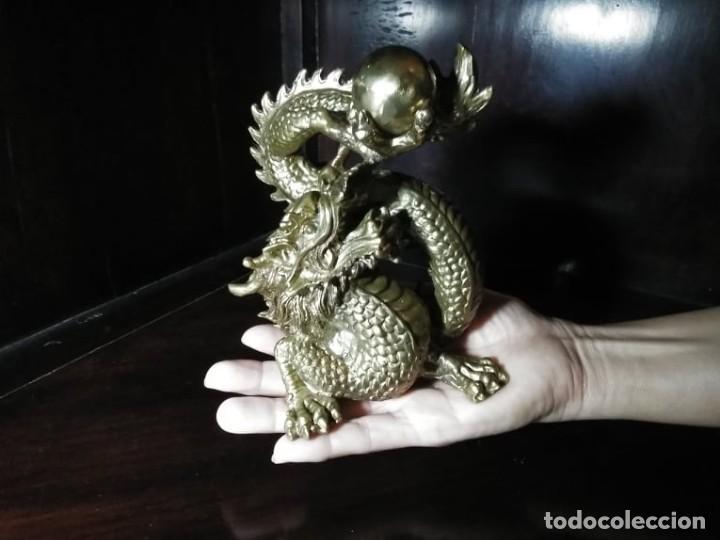 Arte: Drag&oacute;n de bronce chino jugando con bola - Foto 1