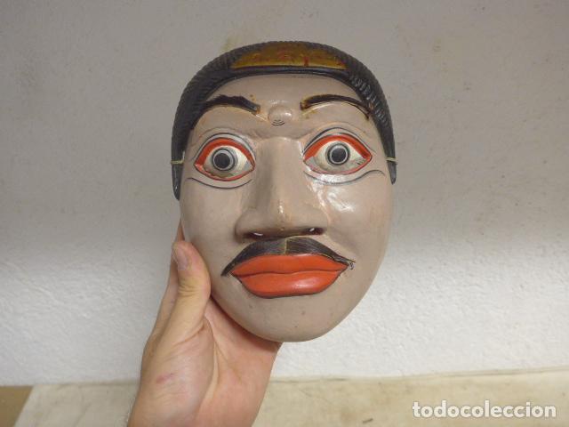 Arte: Antigua mascara de madera tallada, original de Java, Bali, Indonesia. - Foto 1