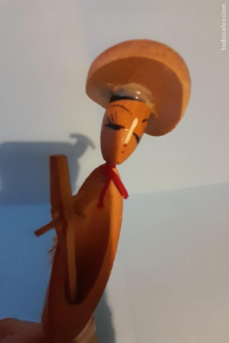 Arte: Mu&ntilde;eca japonesa de bamb&uacute; con laud. 17 cm altura. Japon.