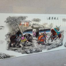 Arte: GRAN PLACA DE PORCELANA (AZULEJO),CHINA,VISITA DE LIU BEI A LA CHOZA DE PAJA, PINTADA A MAN,80CM.