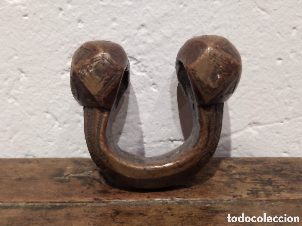 Arte: ANTIGUO BRAZALETE EN BRONCE PATINADO AFRICANO