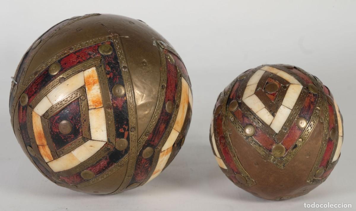 Arte: Dos bolas indias en bronce madera y hueso - Foto 1
