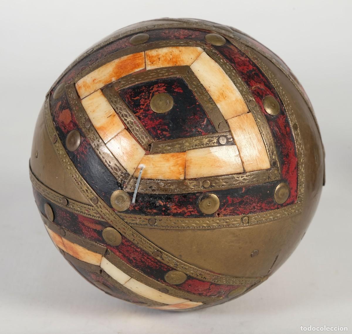 Arte: Dos bolas indias en bronce madera y hueso - Foto 3