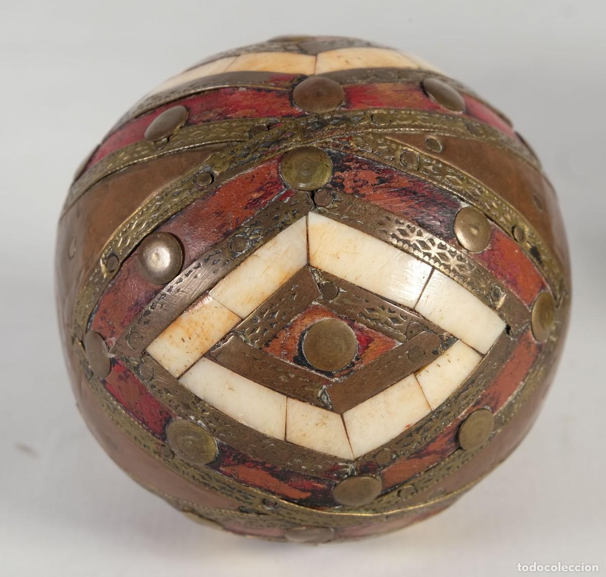 Arte: Dos bolas indias en bronce madera y hueso - Foto 5