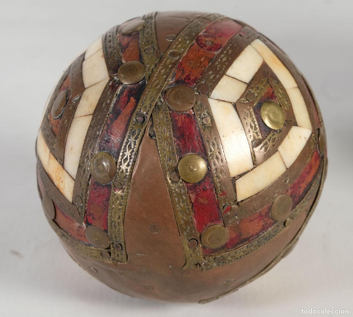 Arte: Dos bolas indias en bronce madera y hueso - Foto 6