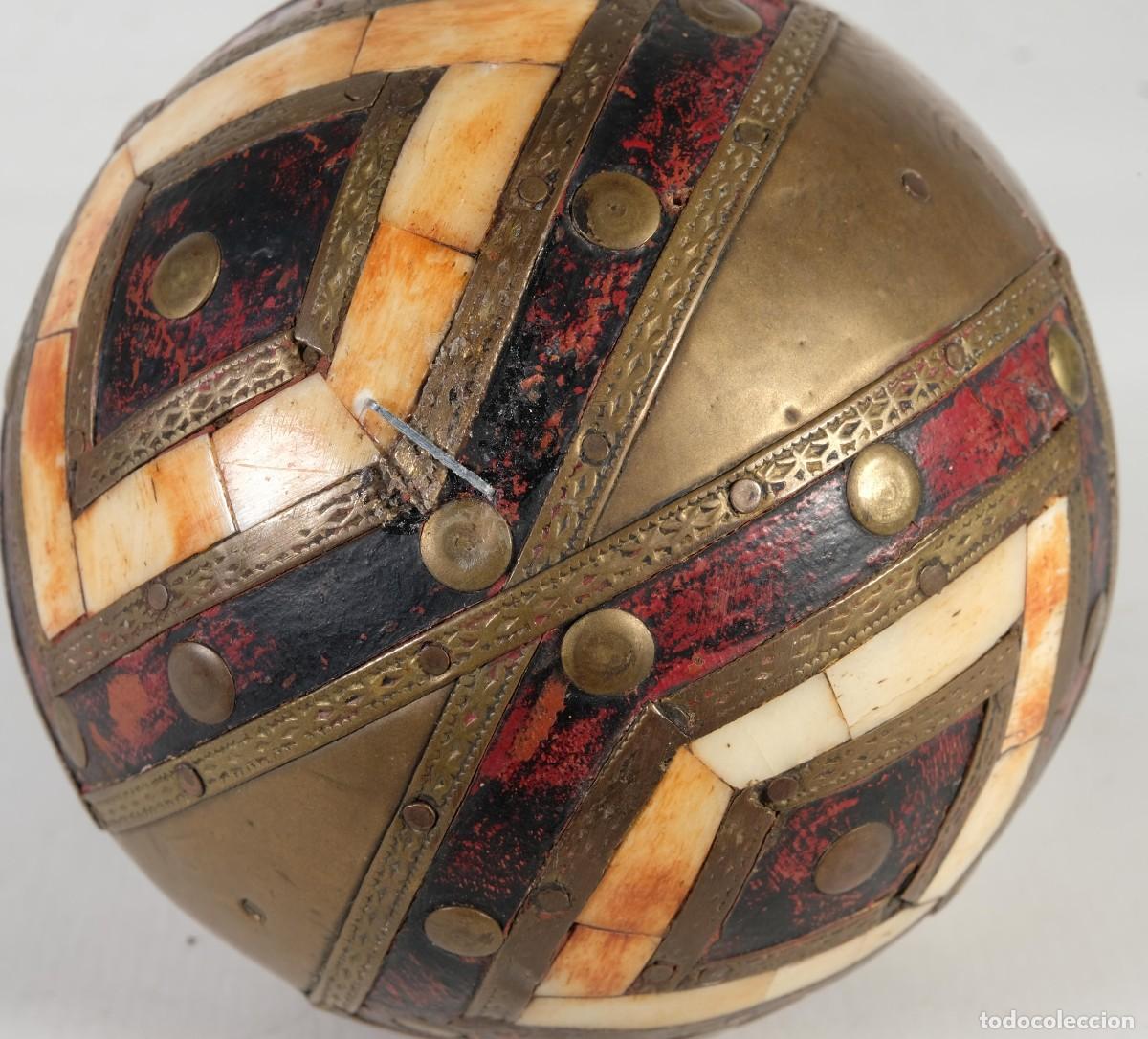 Arte: Dos bolas indias en bronce madera y hueso - Foto 8