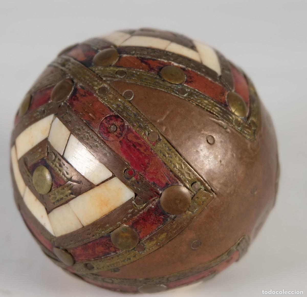 Arte: Dos bolas indias en bronce madera y hueso - Foto 9