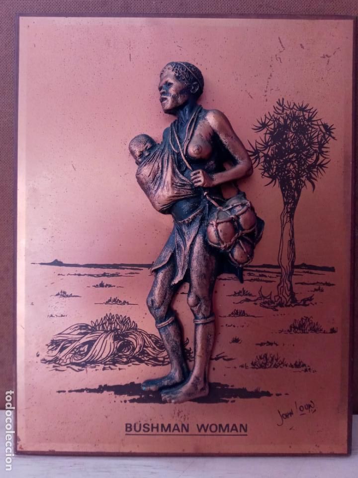 Art: Cuadro de lamina de cobre y figura de resina de tribu africana mujer Bushman- firmado John Louw