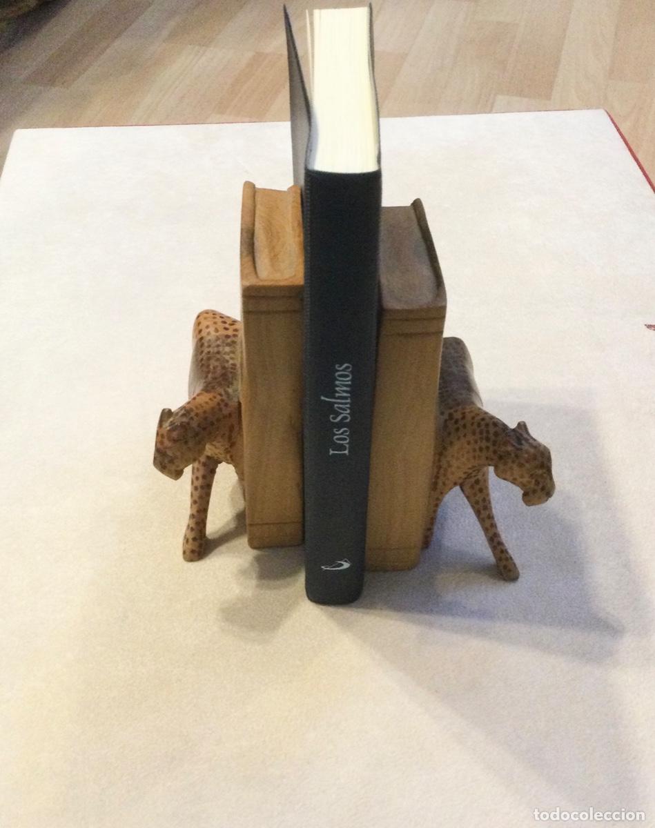 Arte: Sujeta libros en madera de raiz. Leopardos. Kenya. - Foto 2