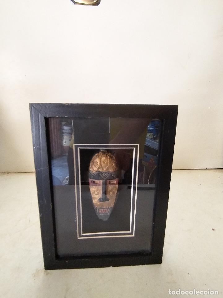 Arte: cuadro vitrina con mascara etnica - Foto 1