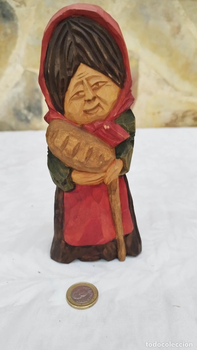 Arte: Anciana con barra de pan de madera policromada. - Foto 1