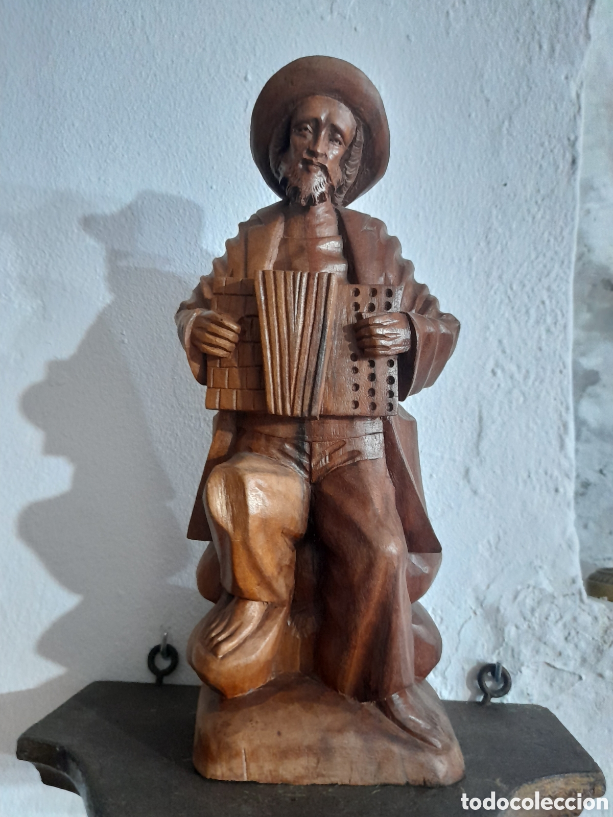 Arte: Talla m&uacute;sico acorde&oacute;n madera - Foto 1