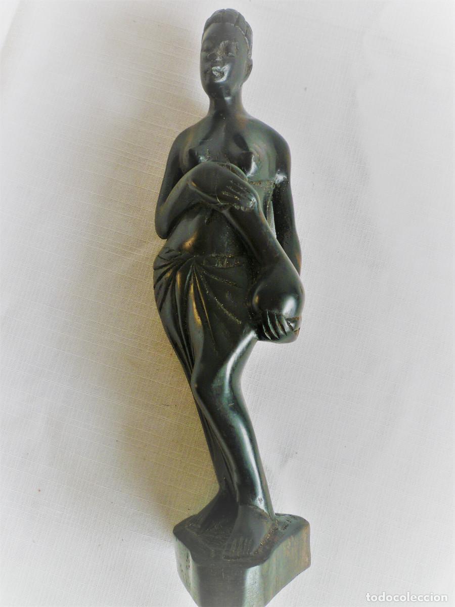 Arte: FIGURA DE MUJER TALLADA EN MADERA DE &Eacute;BANO - Foto 1