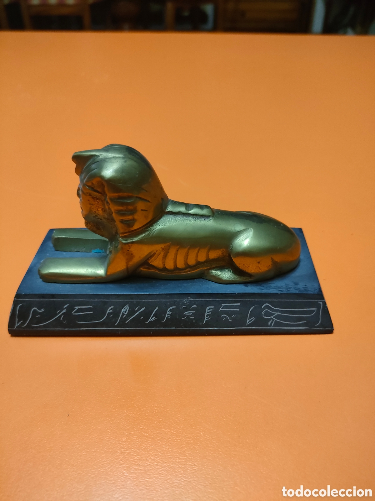 Arte: Esfinge de bronce con base mineral negra - Foto 2