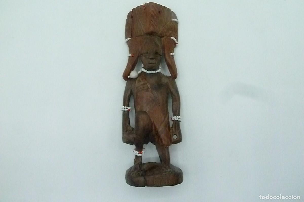 Arte: Figura arrodillada tallada en madera. - Foto 1
