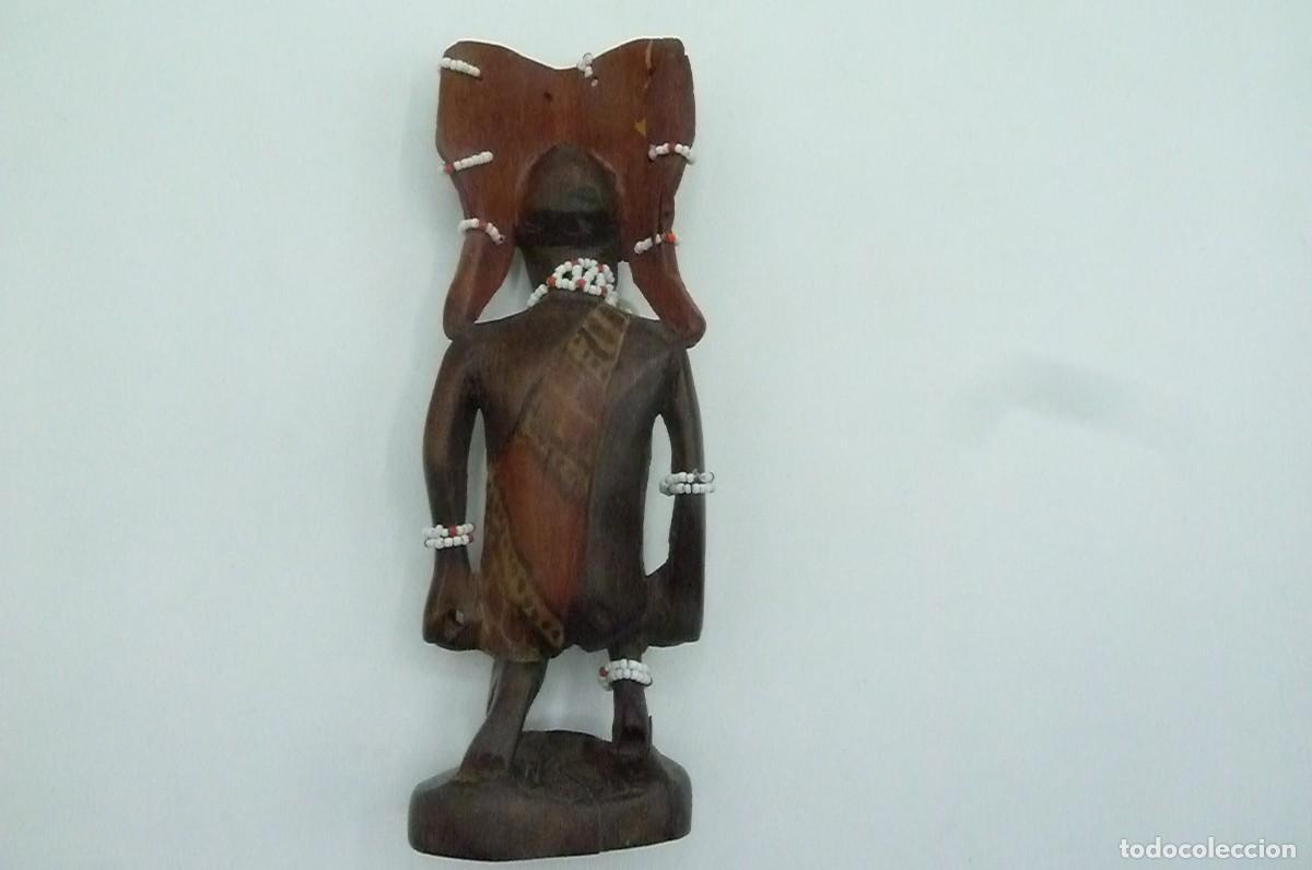 Arte: Figura arrodillada tallada en madera. - Foto 2