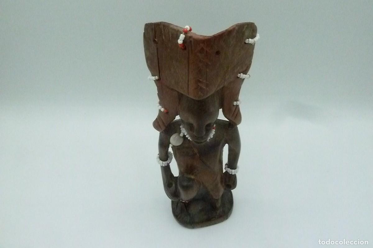 Arte: Figura arrodillada tallada en madera. - Foto 3