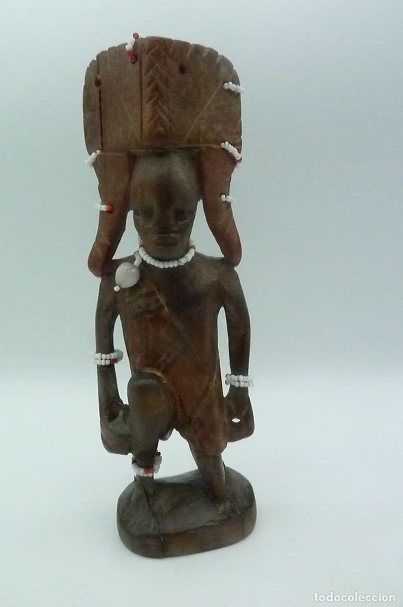 Arte: Figura arrodillada tallada en madera. - Foto 4