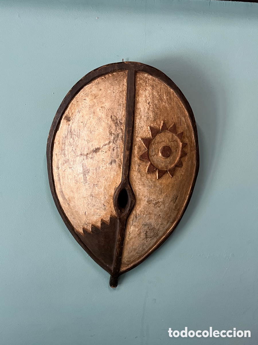 Arte: Escudo africano tallado en madera - Foto 1