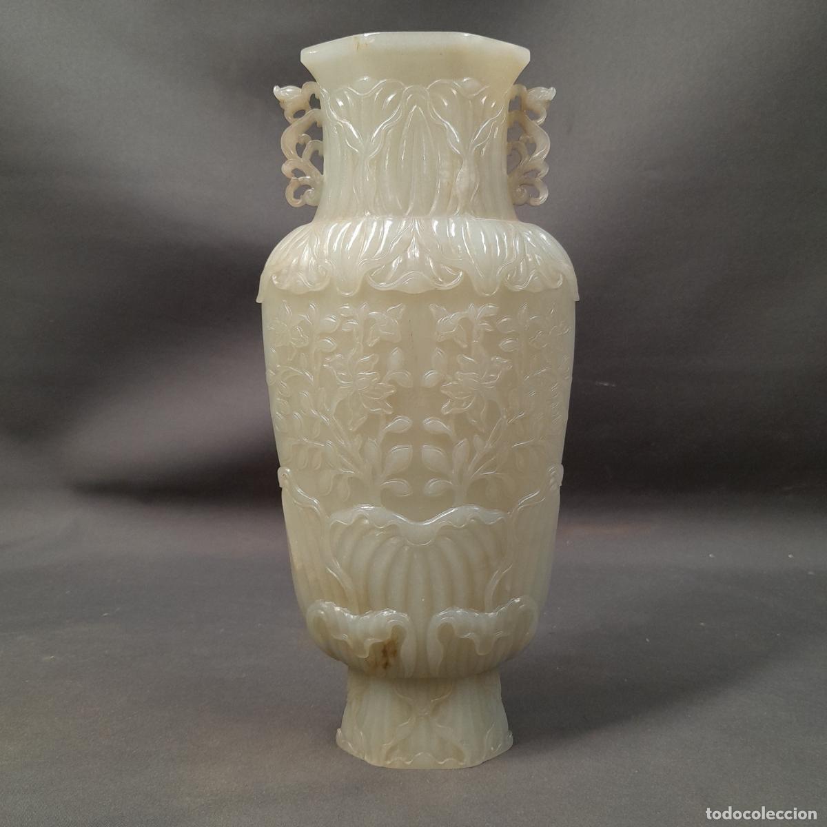 Arte: JARR&Oacute;N ORNAMENTAL TALLADO EN JADE NEFRITA CON ASAS. CHINA, FINALES S. XIX.