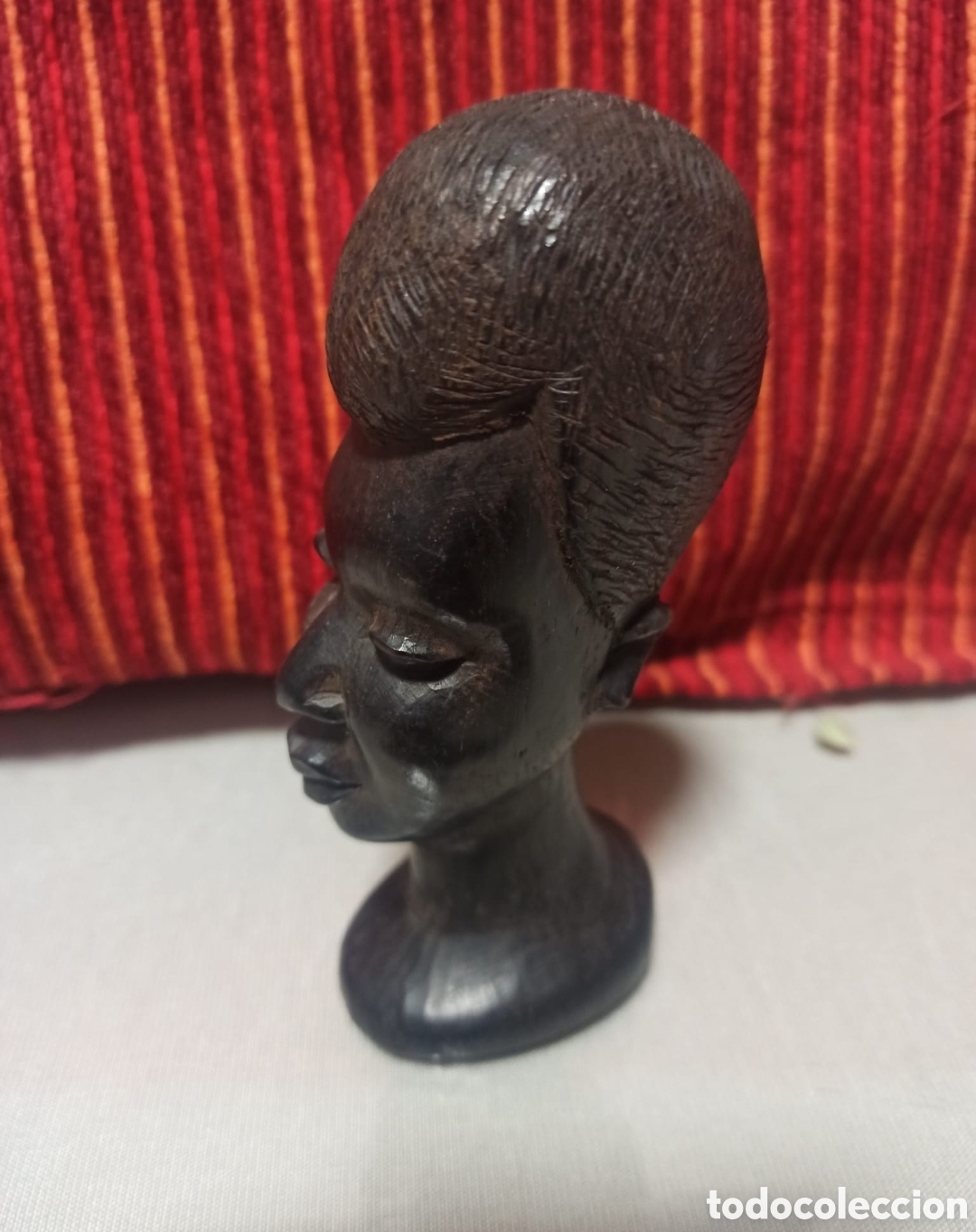Arte: Busto femenino africano tallado a mano
