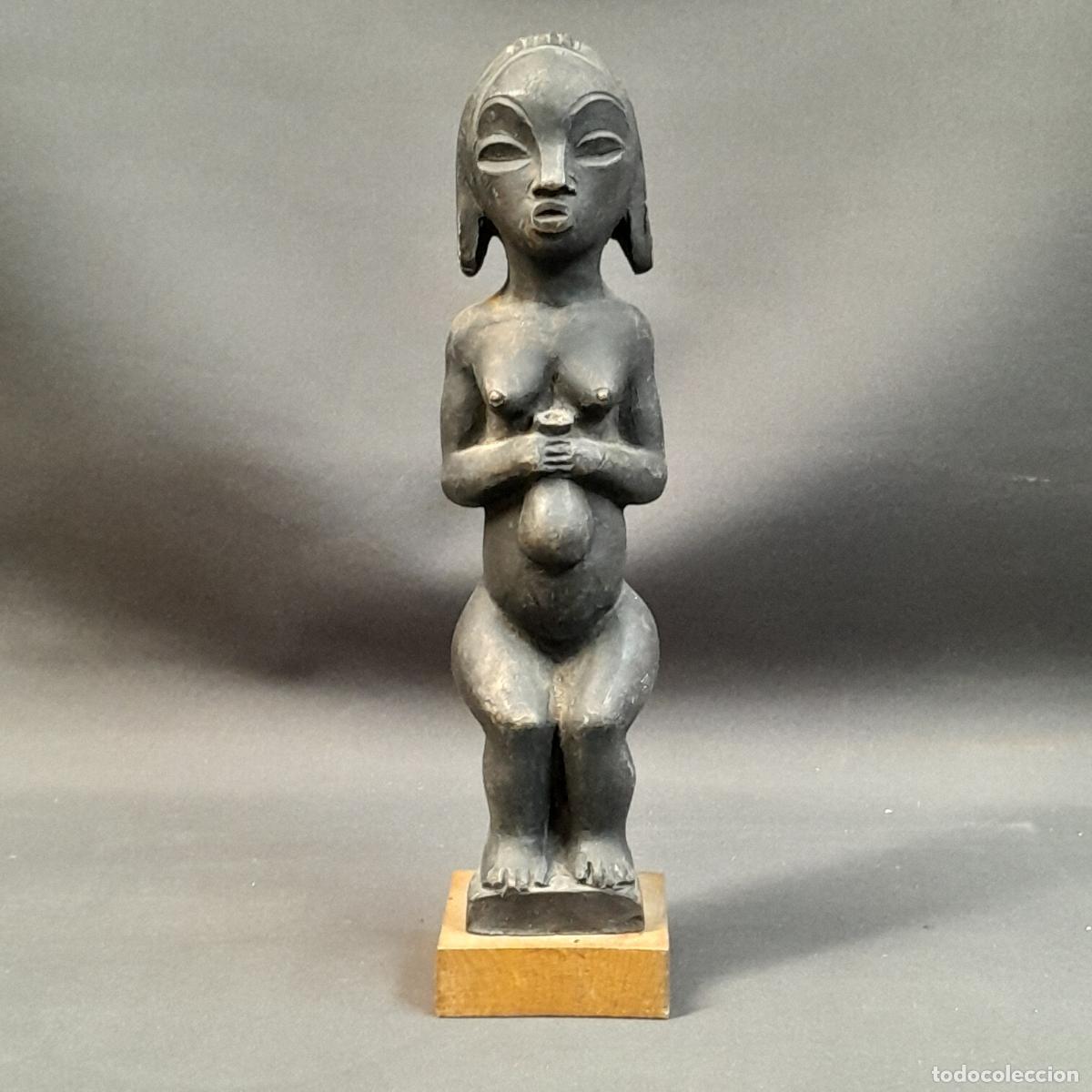 Arte: PEQUE&Ntilde;A ESCULTURA DE TERRACOTA AFRICANA. MATERNIDAD. 1950 CA.