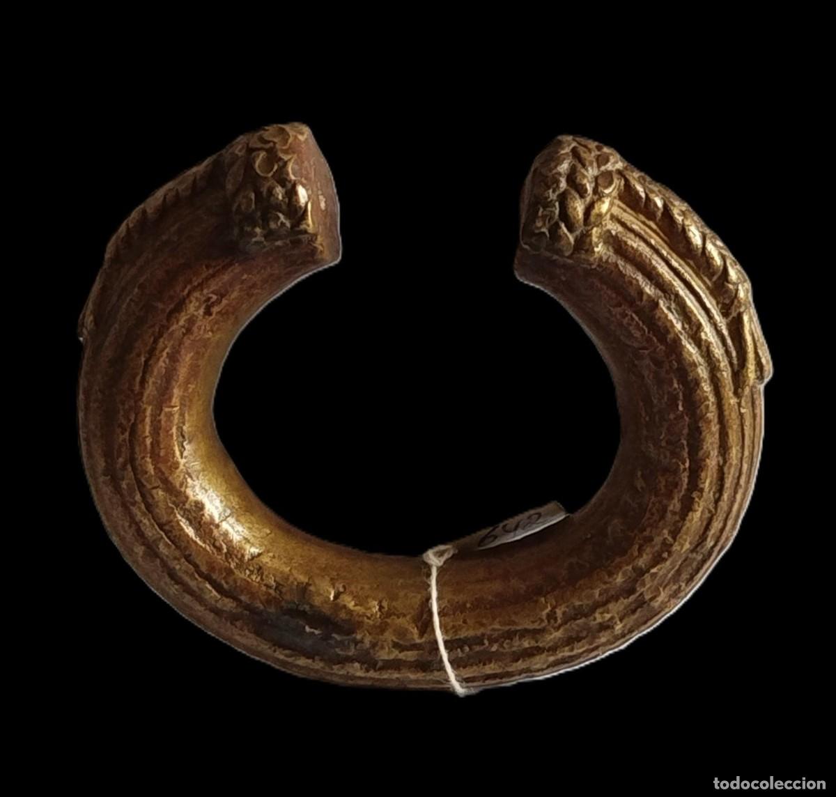 Arte: ARTE &Eacute;TNICO AFRICANO.BRAZALETE MONEDA INTERCAMBIO KAPSIKI. SARA, MOKOLO.CAMER&Uacute;N/CHAD. &Aacute;FRICA.