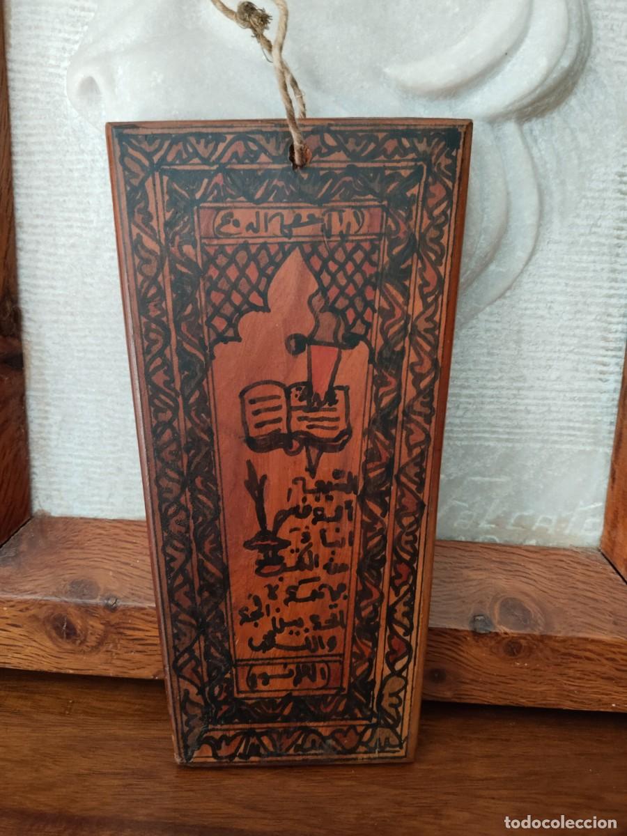 Arte: Tablilla con vers&iacute;culos del Cor&aacute;n. Original.