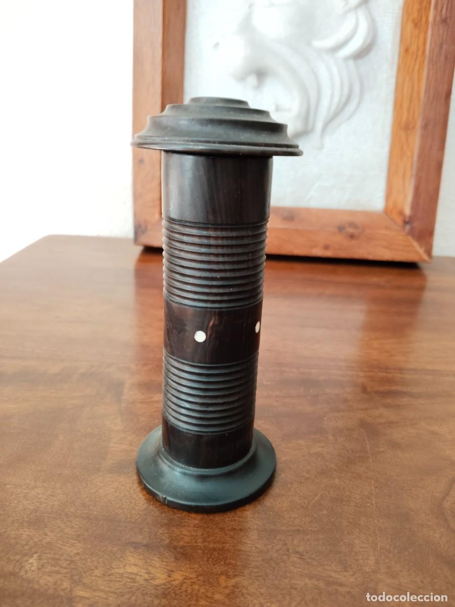 Arte: Antiguo palillero arte africano. Madera noble.