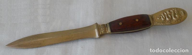 Arte: ABRECARTAS MET&Aacute;LICO - MANGO EN MADERA DE BREZO - TAILANDIA