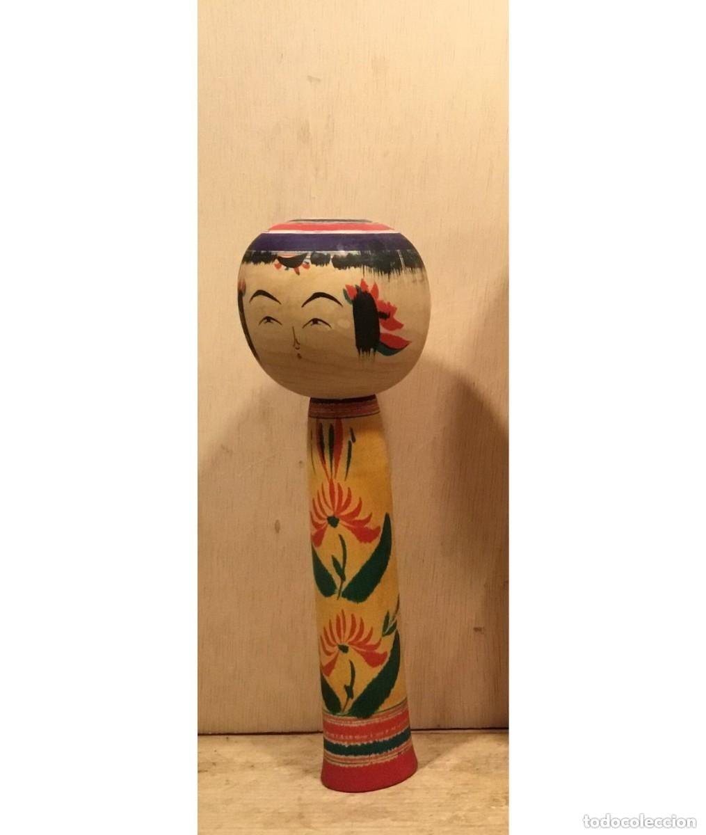 Arte: MU&Ntilde;ECA KOKESHI. MADERA. JAP&Oacute;N. 24CM. FIRMADA A MANO -Periodo Showa Tard&iacute;o (1926-1989)