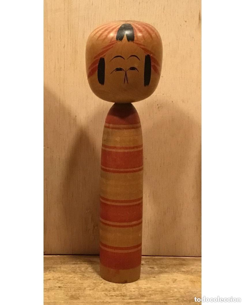 Arte: MU&Ntilde;ECA KOKESHI. MADERA. JAP&Oacute;N. 21CM. FIRMADA A MANO -Periodo Showa Tard&iacute;o (1926-1989)
