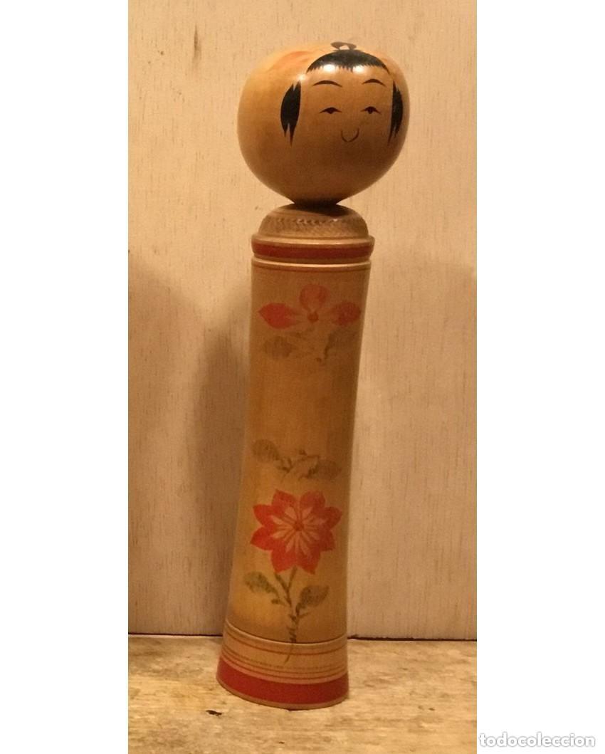 Arte: MU&Ntilde;ECA KOKESHI. MADERA. JAP&Oacute;N. 20,5CM. FIRMADA A MANO -Periodo Showa Tard&iacute;o (1926-1989)