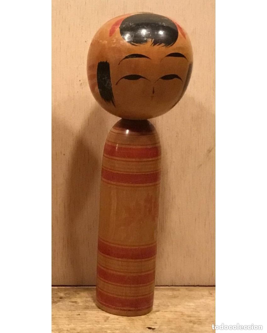 Arte: MU&Ntilde;ECA KOKESHI. MADERA. JAP&Oacute;N. 18CM. FIRMADA A MANO -Periodo Showa Tard&iacute;o (1926-1989)