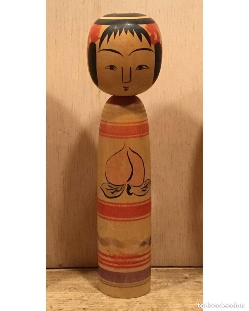 Arte: MU&Ntilde;ECA KOKESHI. MADERA. JAP&Oacute;N. 18CM. FIRMADA A MANO -Periodo Showa Tard&iacute;o (1926-1989)
