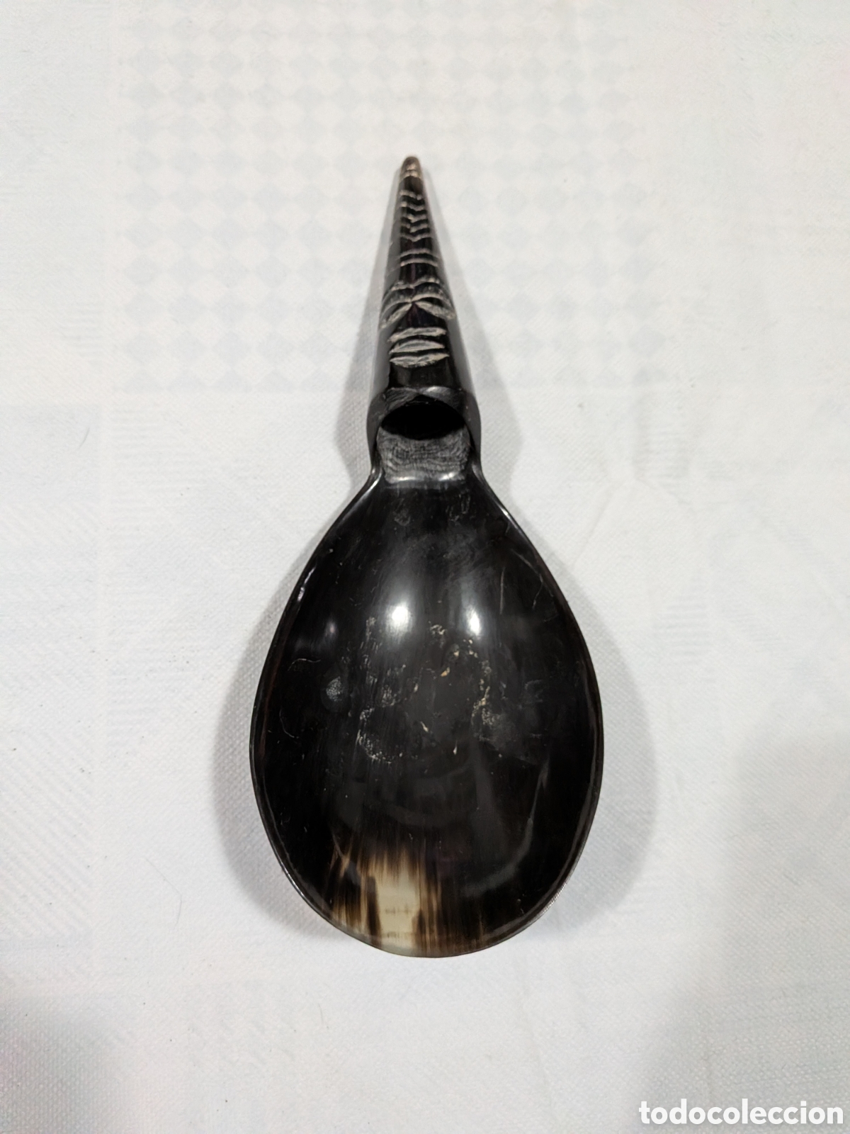 Arte: CUCHARON GRANDE TALLADA A MANO EN CUERNO O ASTA DE BUFALO DE INDONESIA.
