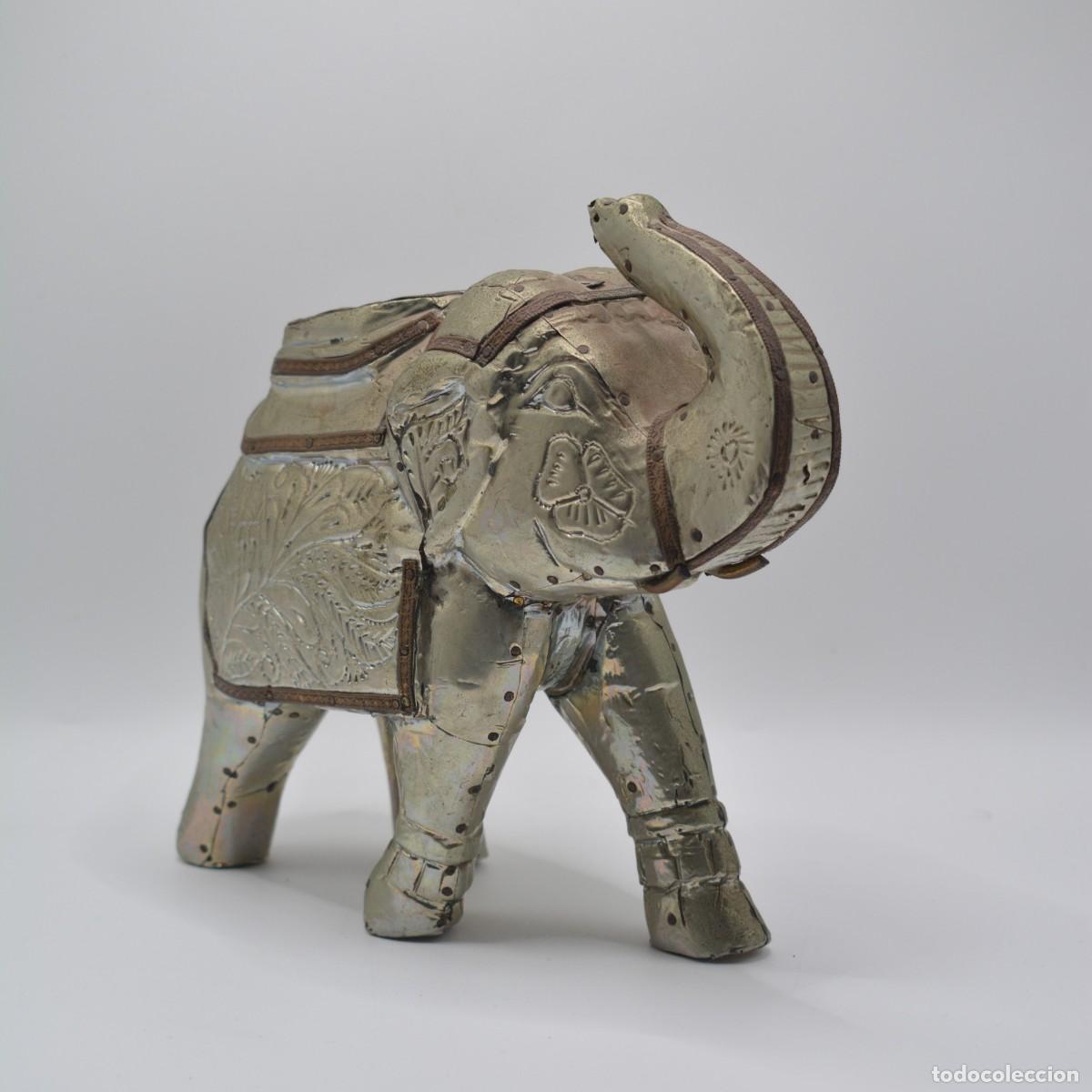 Arte: Elefante indio tallado a mano con l&aacute;minas de esta&ntilde;o