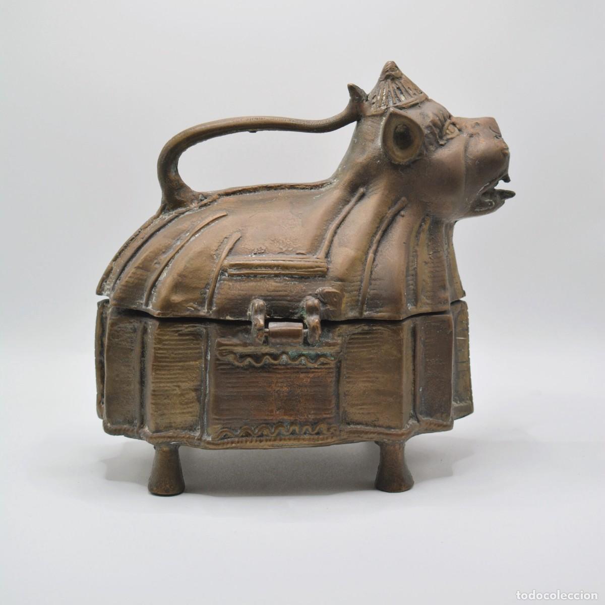 Arte: Cofre de bronce para nueces de betel - Siglo XIX - India