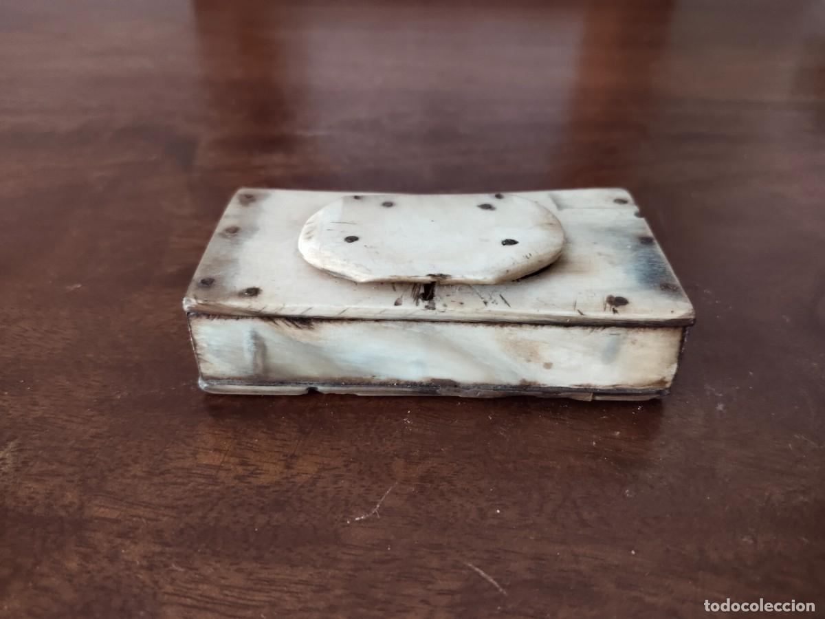 Art: Caja hecha en asta. 5 x 7,6 cm. Ver.