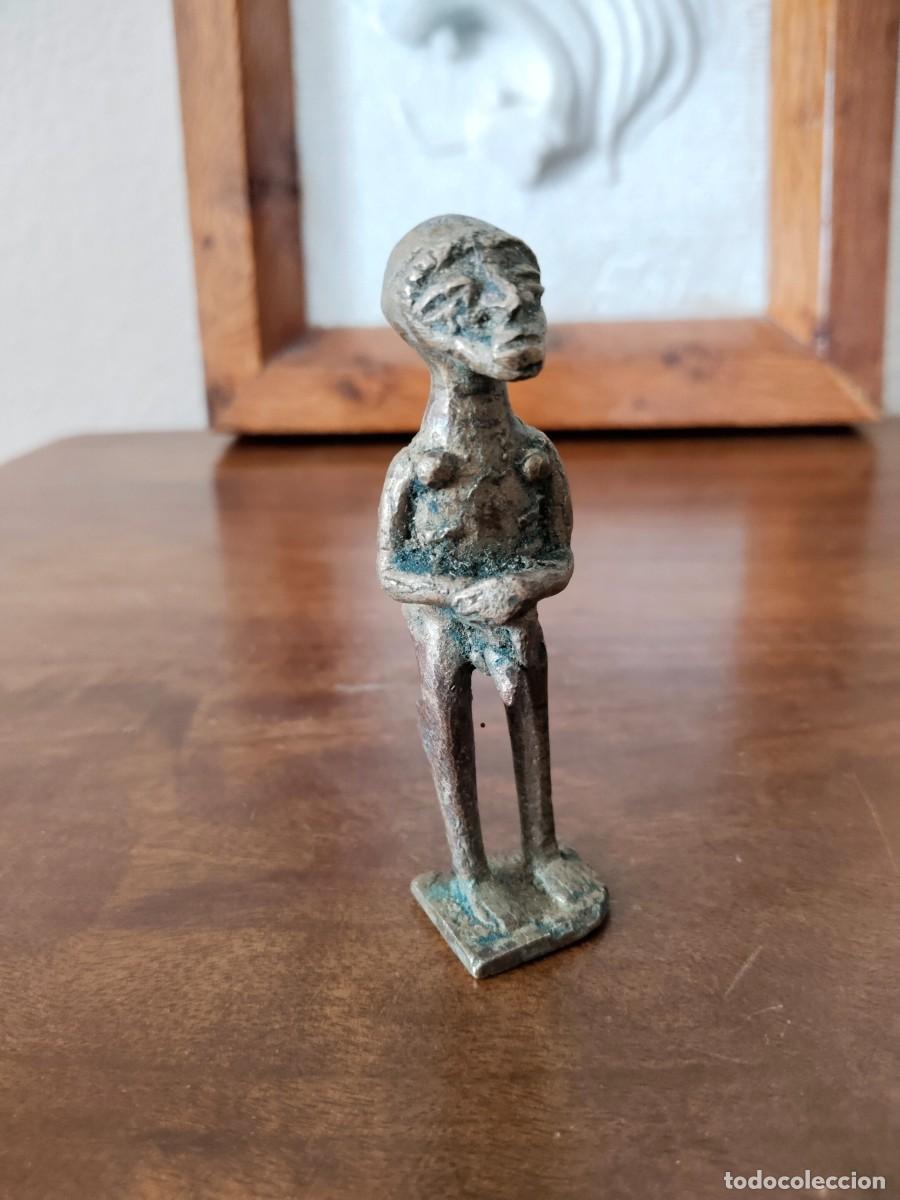 Arte: Figura Tribal Arte Africano, posiblemente de Mali. Bronce.