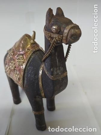 Arte: CAMELLO EN MADERA INDIA TALLADO A MANO Y REPUJADO CON COBRE