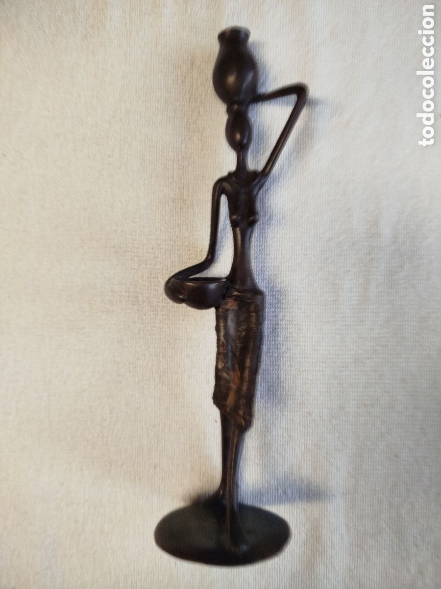 Arte: Escultura de mujer africana en bronce patinado, firmada por el autor.